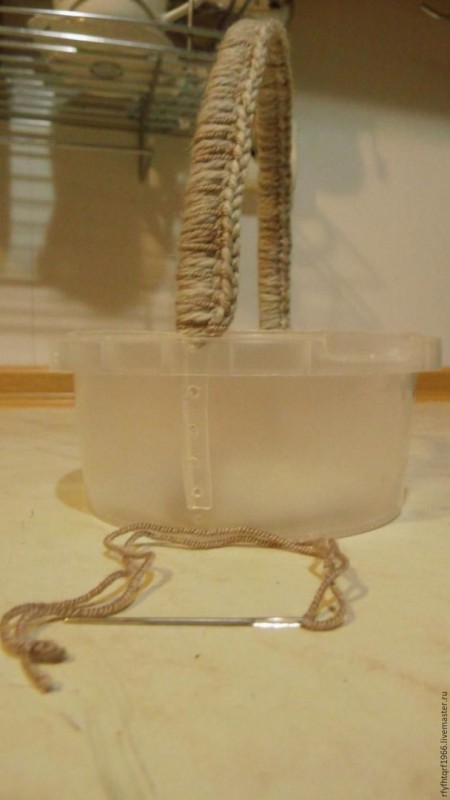 Превращаем пластиковую банку в красивую корзиночку