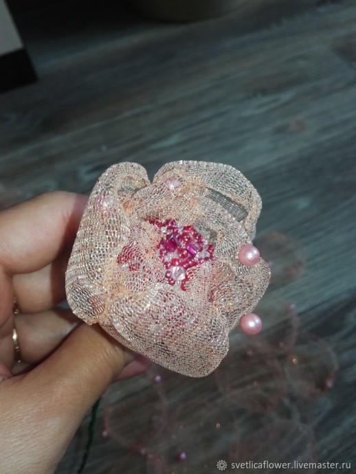 Роскошная брошь в виде нежного цветка