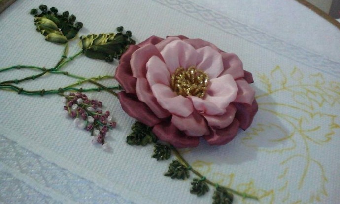 ​Двухцветный цветок из атласных лент