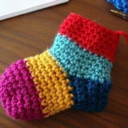 ​Яркие носочки из остатков пряжи