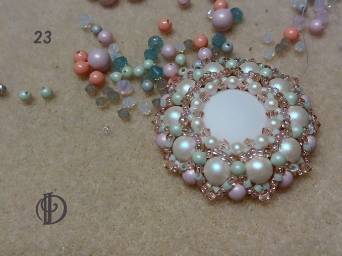 Лунная брошь с кабошоном-лунасофтом Лунная брошь с кабошоном-лунасофтом