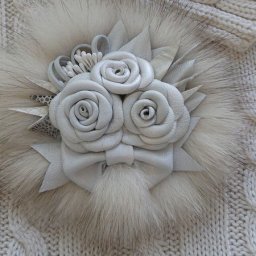 Брошь из кожи и меха