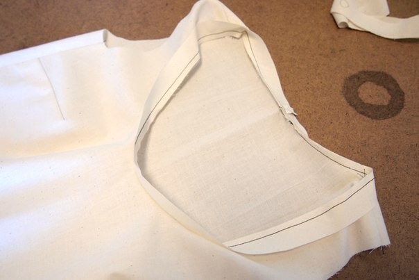 Обработка горловины косой бейкой