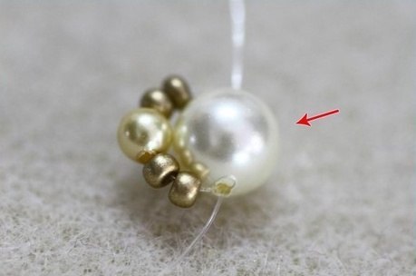 Очаровательный браслет из бисера