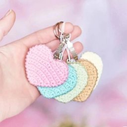 Вязаный брелок-сердечко