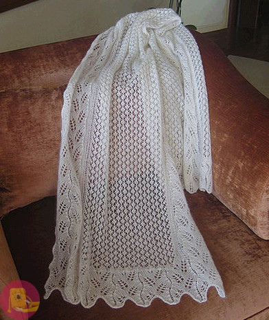 Белый ажурный палантин спицами, завораживающий своей красотой