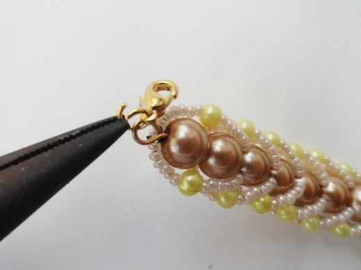 Красивый браслет из бисера и бусин