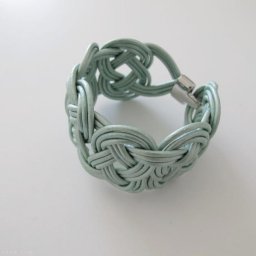 Красивый браслет из узлов