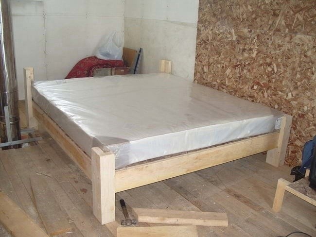 Бюджетная двуспальная кровать на дачу своими руками