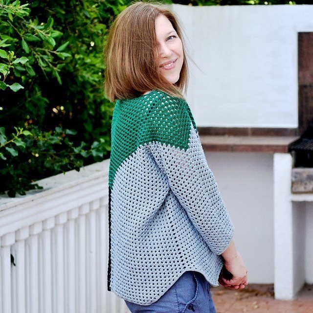 Многоцветная кофточка из остатков пряжи