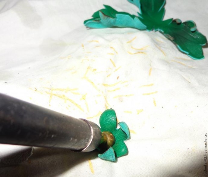 Картина "Корзина клубники из натуральной кожи