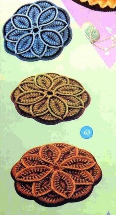 Коврик-сидушка с объёмными лепесточками