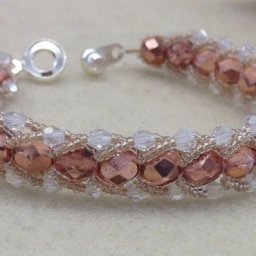 Браслет из бисера и бусин