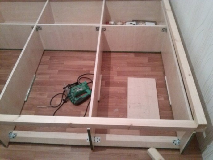 Самодельная угловая кровать с полками