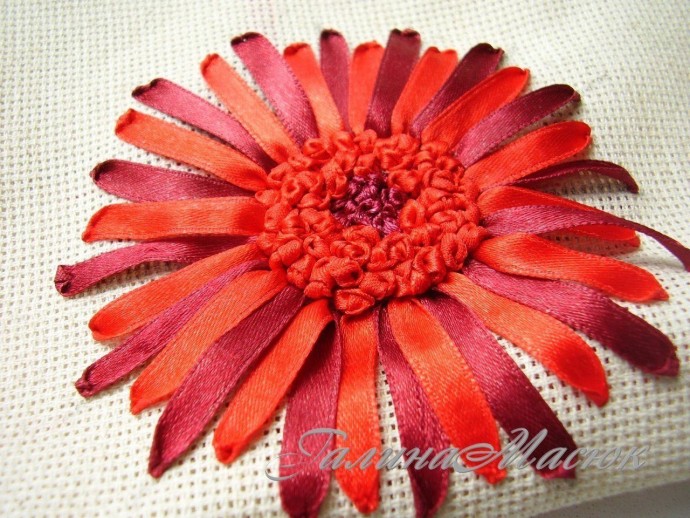 Вышивка лентами: гербера