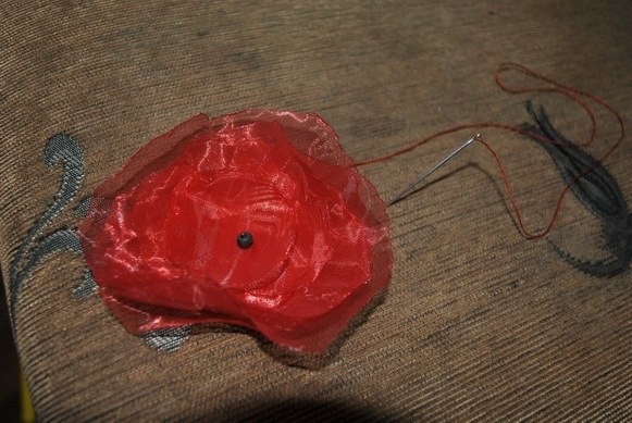 Алые маки на футболке