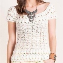 ​Белый топ с узорами в виде ракушек