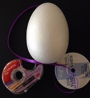 Декоративное пасхальное яйцо с цветами из лент