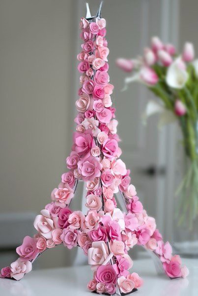 ​Эйфелева башня из бумаги, украшенная цветами