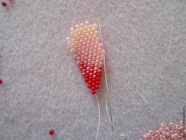 Как сплести маленький цветок из бисера