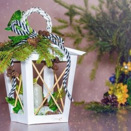 ​Клеим новогодний фонарик из картона