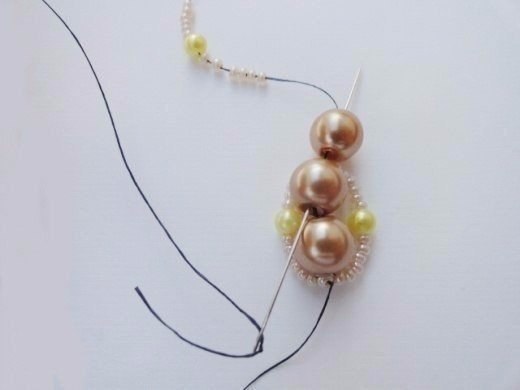 Красивый браслет из бисера и бусин