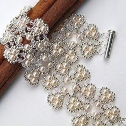 Нарядный браслет из бисера и жемчуга