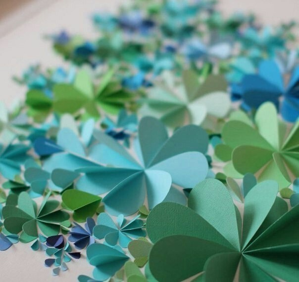 Идея для панно из бумажных сердечек