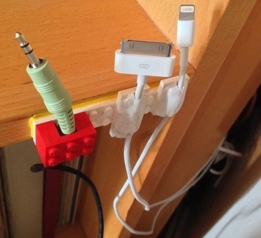 Держатели для проводов из конструктора "Лего"