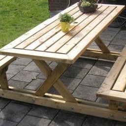 Добротные деревянные стол и скамейки для дачи