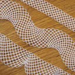 ​Плетение кружева на коклюшках