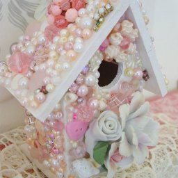 Нарядное украшение миниатюрных декоративных скворечников: идеи для творчества