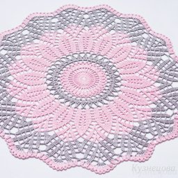 Нежная двухцветная салфетка крючком
