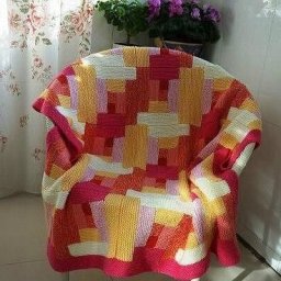 ​Вязаный плед, имитирующий лоскутную технику