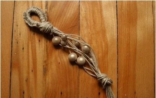 Браслет из льняного шнура и бусин