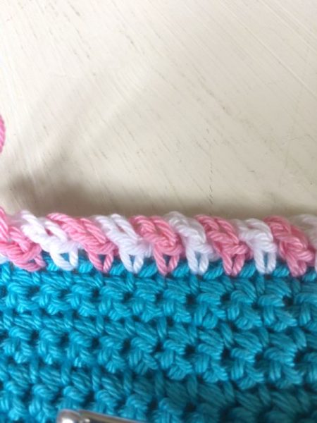 Двухцветная отделка края крючком: мастер-класс