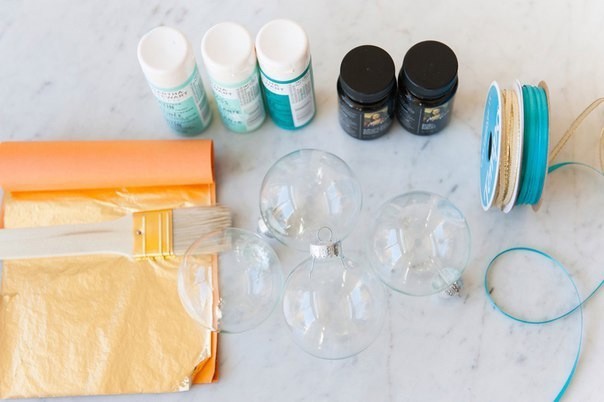 Шарики на елку, украшенные поталью