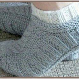 Тёплые и мягкие следочки спицами