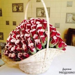 Подарочная корзина из 141 сладкой розы