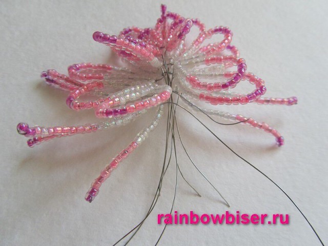 Необычный цветок из бисера