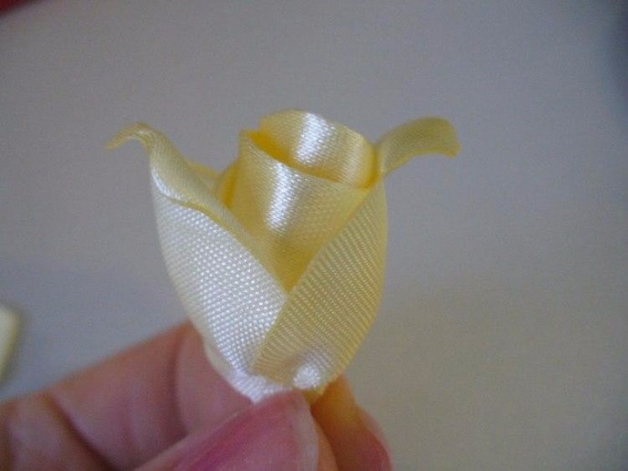 Роза из атласных лент