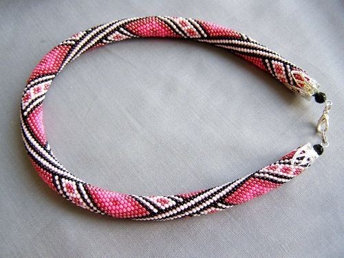 Яркий жгут с геометричным узором