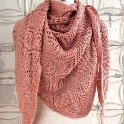 Ажурная вязаная шаль