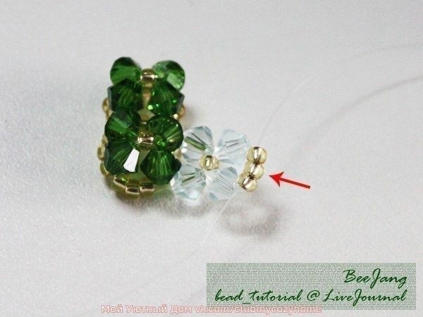 Зелёный браслет из бисера и бусин Зелёный браслет из бисера и бусин