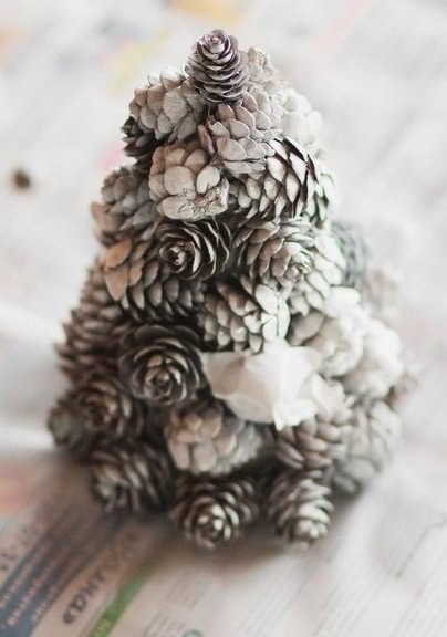 Новогодняя ёлочка из шишек