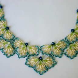 Ажурное колье из бисера