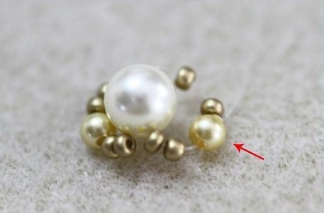 Очаровательный браслет из бисера