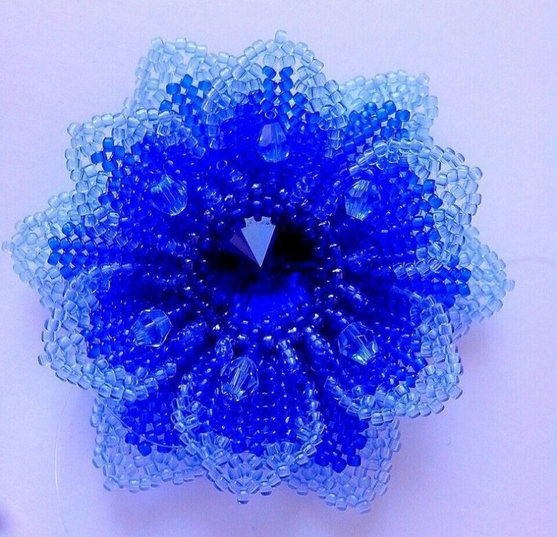 Очень красивый цветок из бисера