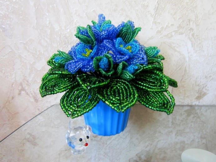 Роскошная фиалка из бисера