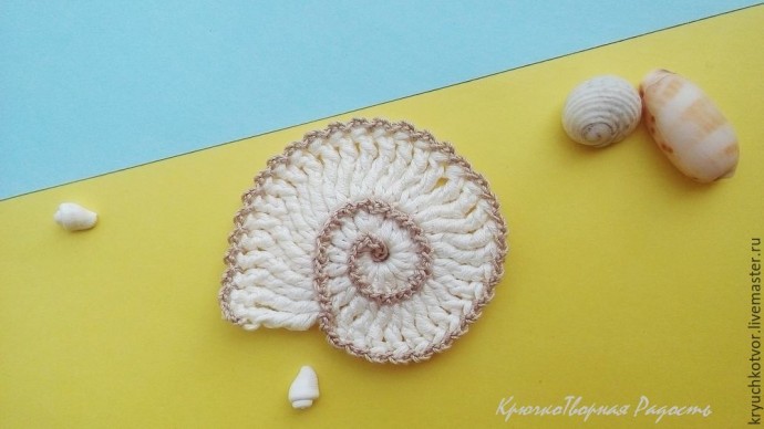 Своеобразная сумка с декором из ракушек и морских звезд